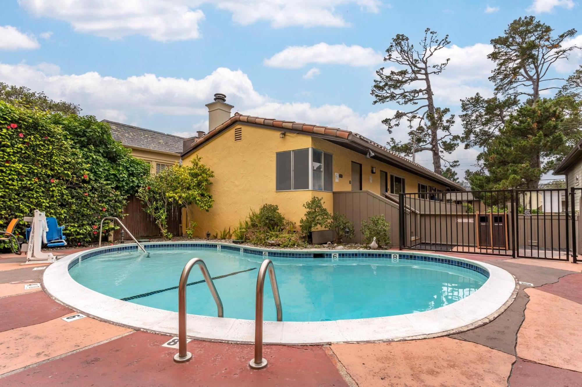 Best Western Carmel'S Town House Lodge Exterior photo